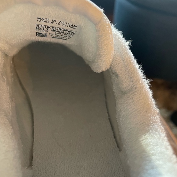 Reebok leather shoes, woman’s size 9.5. - Picture 3 of 3